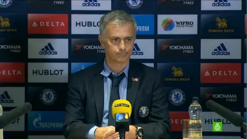 José Mourinho, en rueda de prensa tras caer 1-3 ante el Liverpool José Mourinho, en rueda de prensa tras caer 1-3 ante el Liverpool