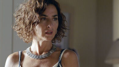 Marta descubre un extraño objeto entre las pertenencias de su marido