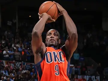 Serge Ibaka lanza a canasta Serge Ibaka lanza a canasta