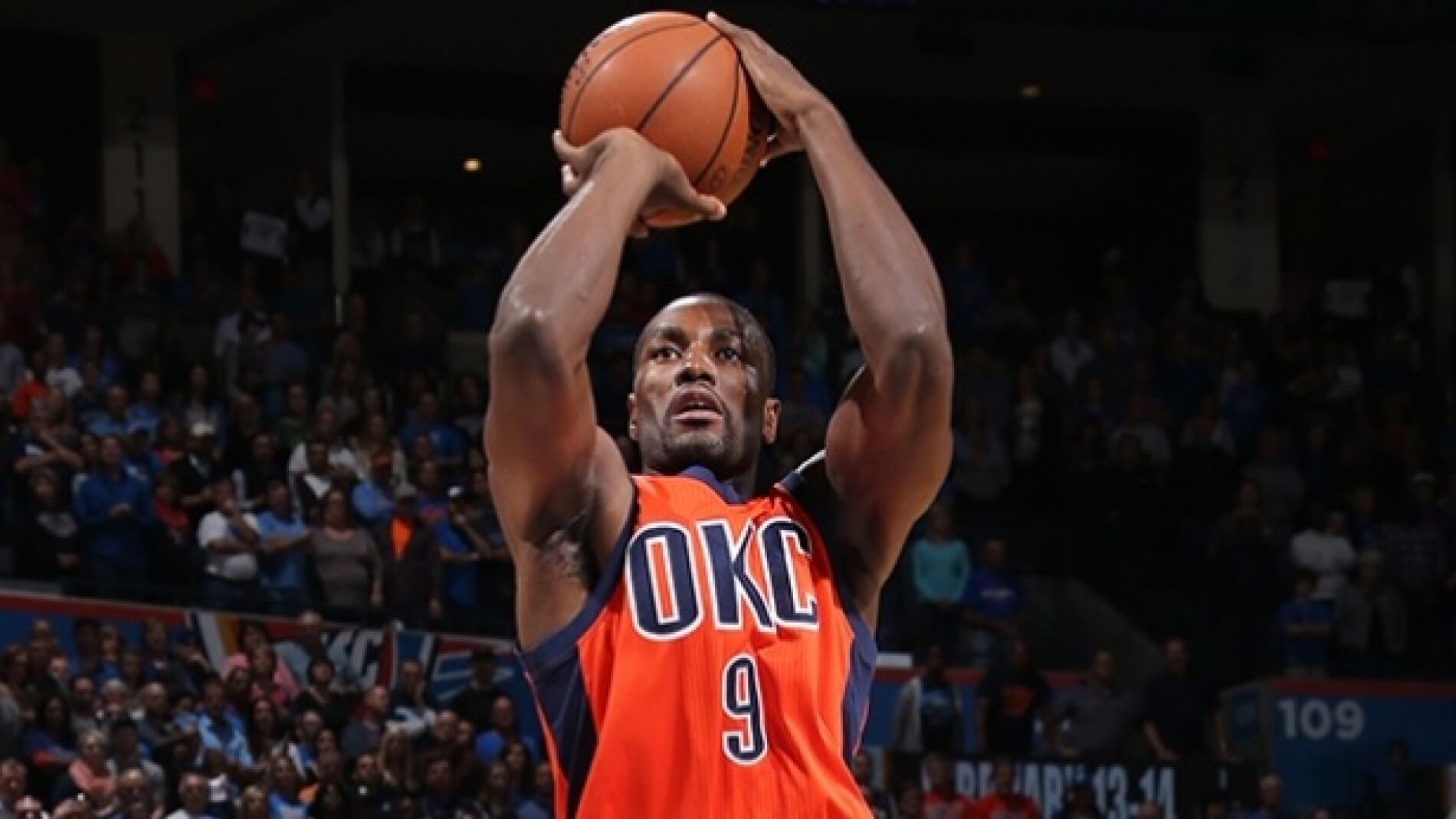 Serge Ibaka lanza a canasta