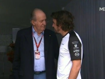 Fernando Alonso conversa con el Rey Juan Carlos
