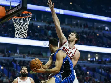 Pau Gasol y Nikola Mirtoic, en acción ante los Magic Pau Gasol y Nikola Mirtoic, en acción ante los Magic