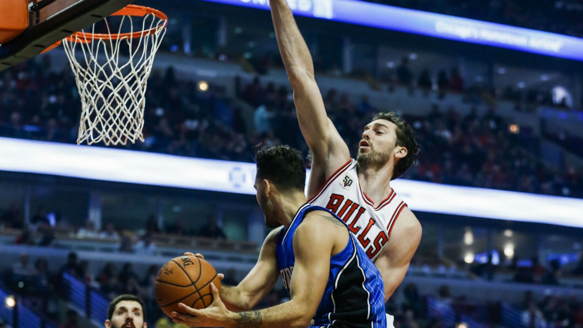 Pau Gasol y Nikola Mirtoic, en acci&oacute;n ante los Magic