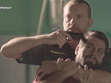 Luis, el alférez, apunta a Salva con una pistola Luis, el alférez, apunta a Salva con una pistola