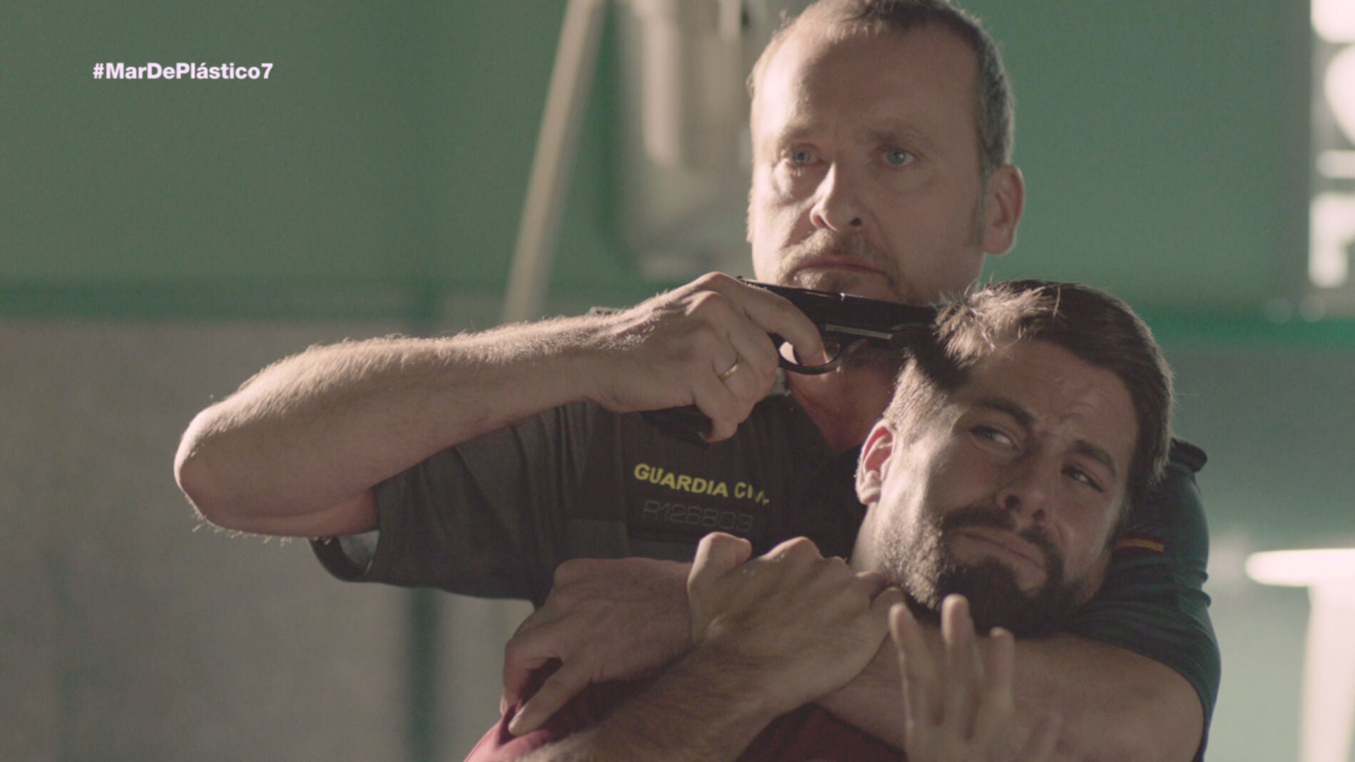 Luis, el alf&eacute;rez, apunta a Salva con una pistola