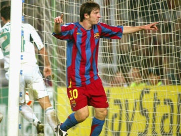 Messi celebra su primer gol en la Champions