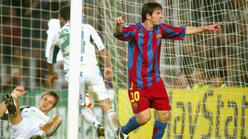 Messi celebra su primer gol en la Champions