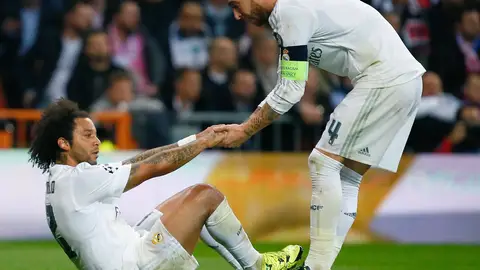 Marcelo ayudado por Sergio Ramos Marcelo ayudado por Sergio Ramos