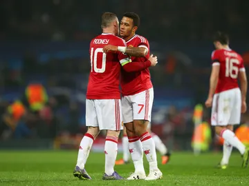Rooney y Depay se abrazan en el partido del United Rooney y Depay se abrazan en el partido del United