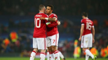 Rooney y Depay se abrazan en el partido del United