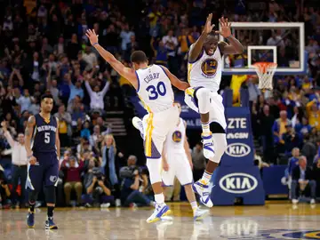 Curry celebra una canasta ante los Grizzlies Curry celebra una canasta ante los Grizzlies