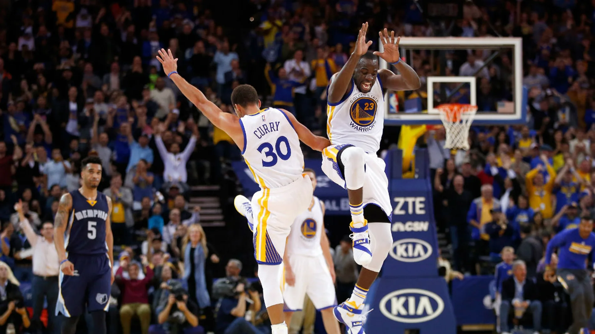 Curry celebra una canasta ante los Grizzlies Curry celebra una canasta ante los Grizzlies