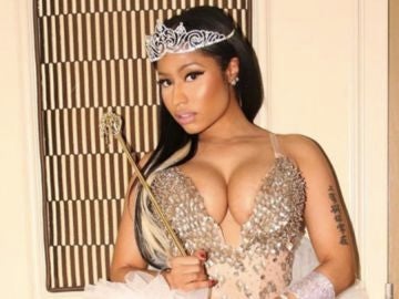 Nicki Minaj la lía con una mujer en silla de ruedas Nicki Minaj la lía con una mujer en silla de ruedas