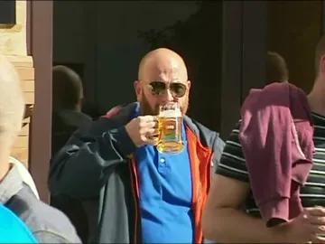 Un aficionado del Manchester City, en una terraza de un bar sevillano Un aficionado del Manchester City, en una terraza de un bar sevillano