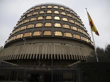 Fachada exterior del Tribunal Constitucional. Fachada exterior del Tribunal Constitucional.