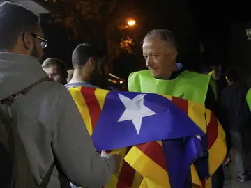 Un voluntario reparte banderas independentistas a la afición en los exteriores del Camp Nou Un voluntario reparte banderas independentistas a la afición en los exteriores del Camp Nou