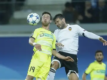 Barragán disputa una pelota ante el Gante Barragán disputa una pelota ante el Gante