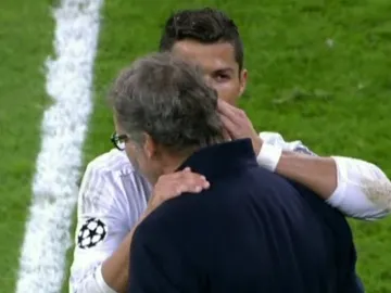 Cristiano Ronaldo habla con Laurent Blanc Cristiano Ronaldo habla con Laurent Blanc