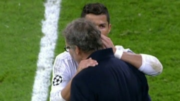 Cristiano Ronaldo habla con Laurent Blanc