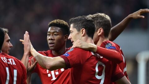 Lewandowski celebra su tanto ante el Arsenal