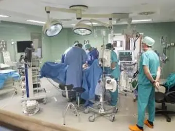 Grupo de cirujanos en una operación Grupo de cirujanos en una operación