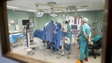 Grupo de cirujanos en una operación