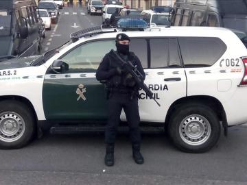 Un agente de la Guardia Civil hace guardia durante una operación