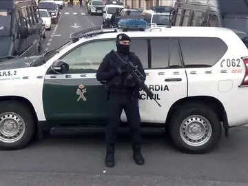 Un agente de la Guardia Civil hace guardia durante una operación Un agente de la Guardia Civil hace guardia durante una operación