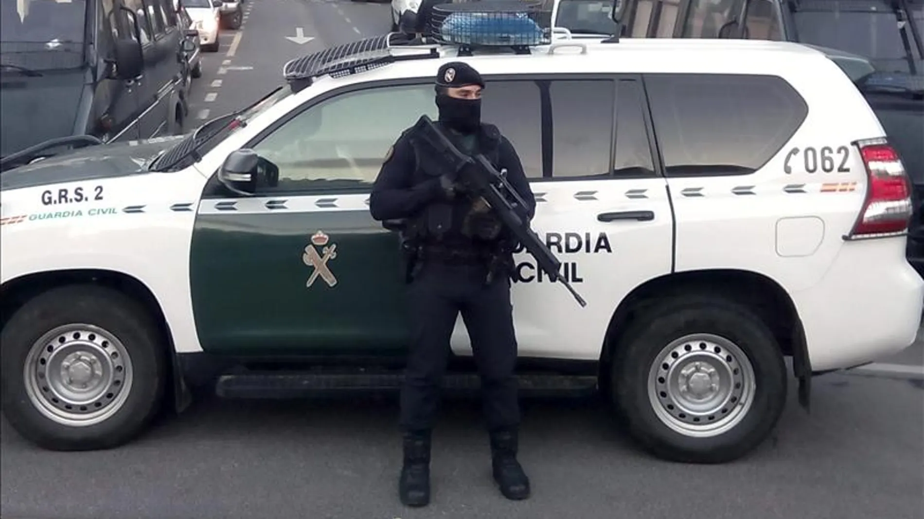 Un agente de la Guardia Civil hace guardia durante una operación Un agente de la Guardia Civil hace guardia durante una operación