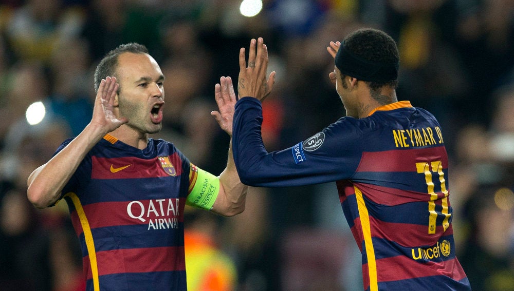 Neymar celebra su gol de penalti con Iniesta