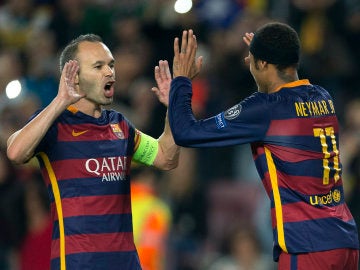 Neymar celebra su gol de penalti con Iniesta