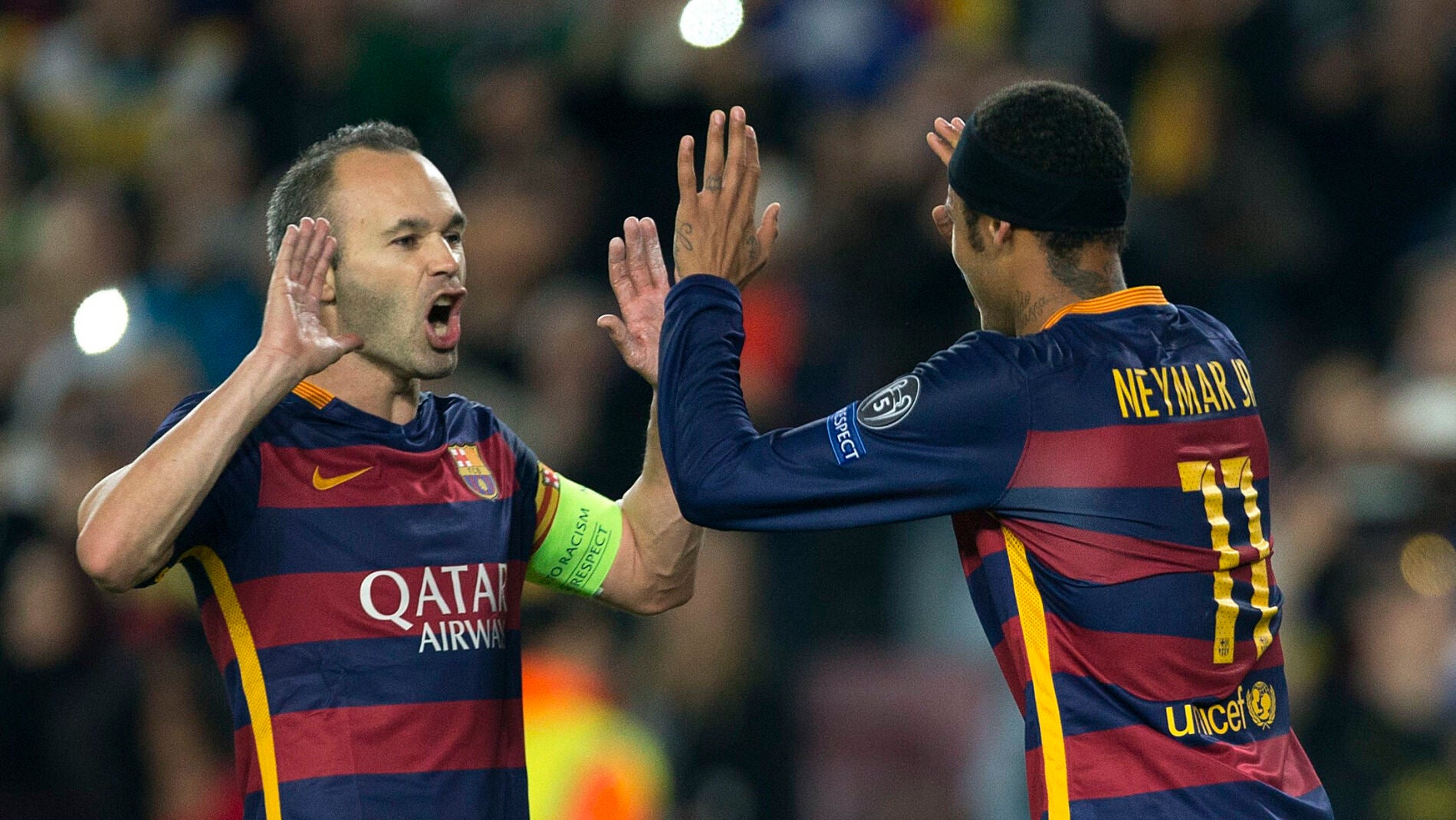 Neymar celebra su gol de penalti con Iniesta