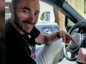 Benzema presume de carnet de conducir Benzema presume de carnet de conducir