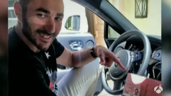 Benzema presume de carnet de conducir Benzema presume de carnet de conducir