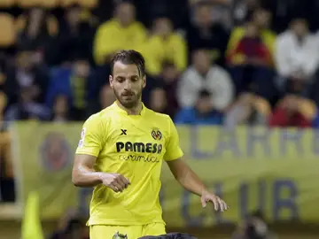 Roberto Soldado hace una falta a Iborra Roberto Soldado hace una falta a Iborra