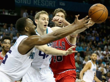 Pau Gasol, en acción ante los Hornets