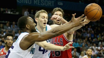 Pau Gasol, en acción ante los Hornets