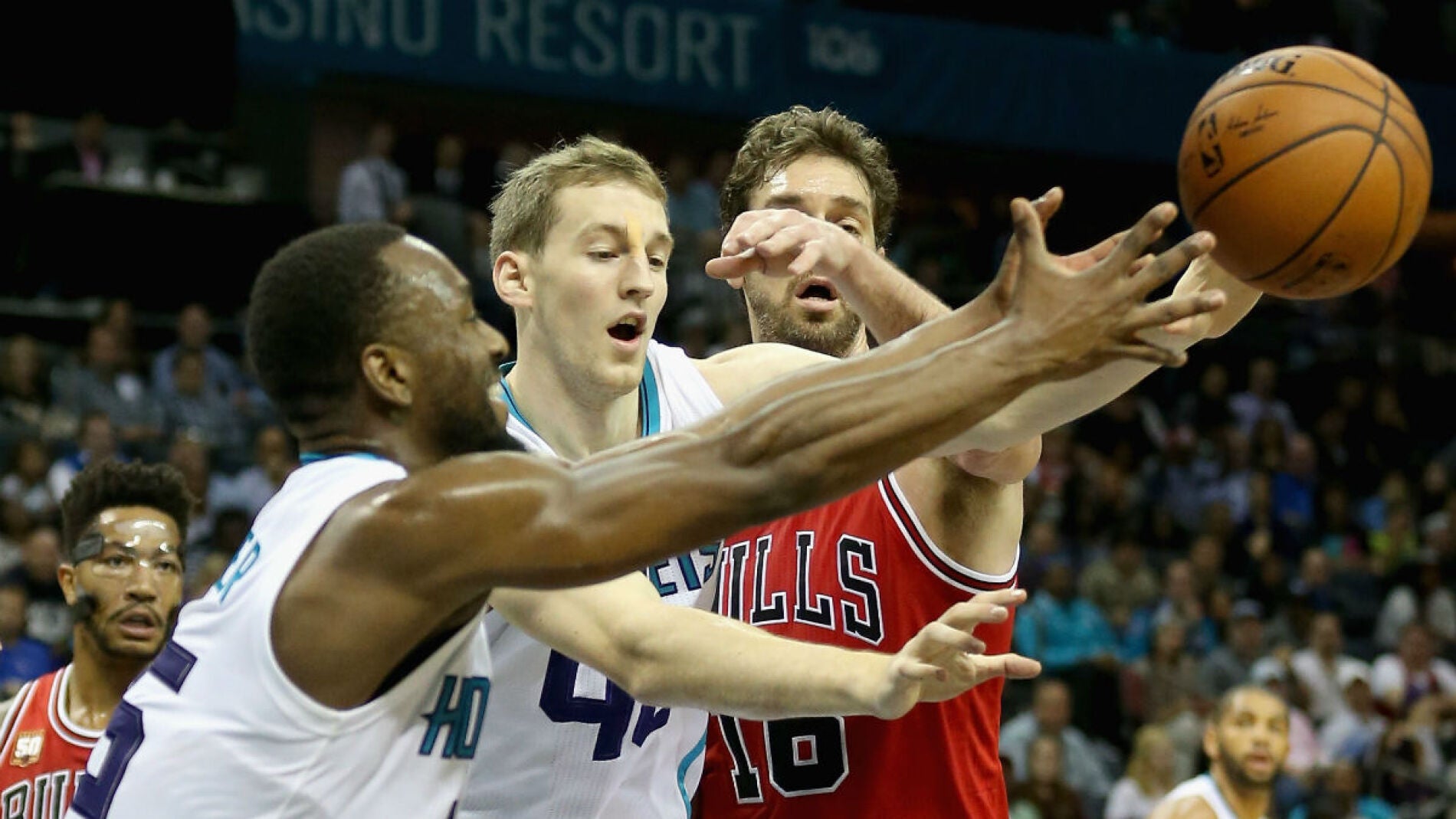 Pau Gasol, en acci&oacute;n ante los Hornets