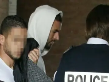 Benzema sale del juzgado tras declarar Benzema sale del juzgado tras declarar