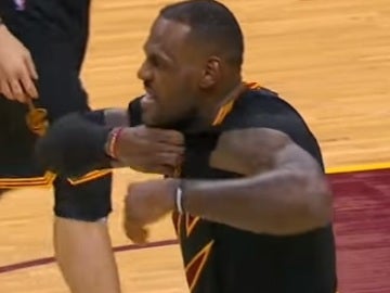 LeBron James rompe las mangas de su camiseta