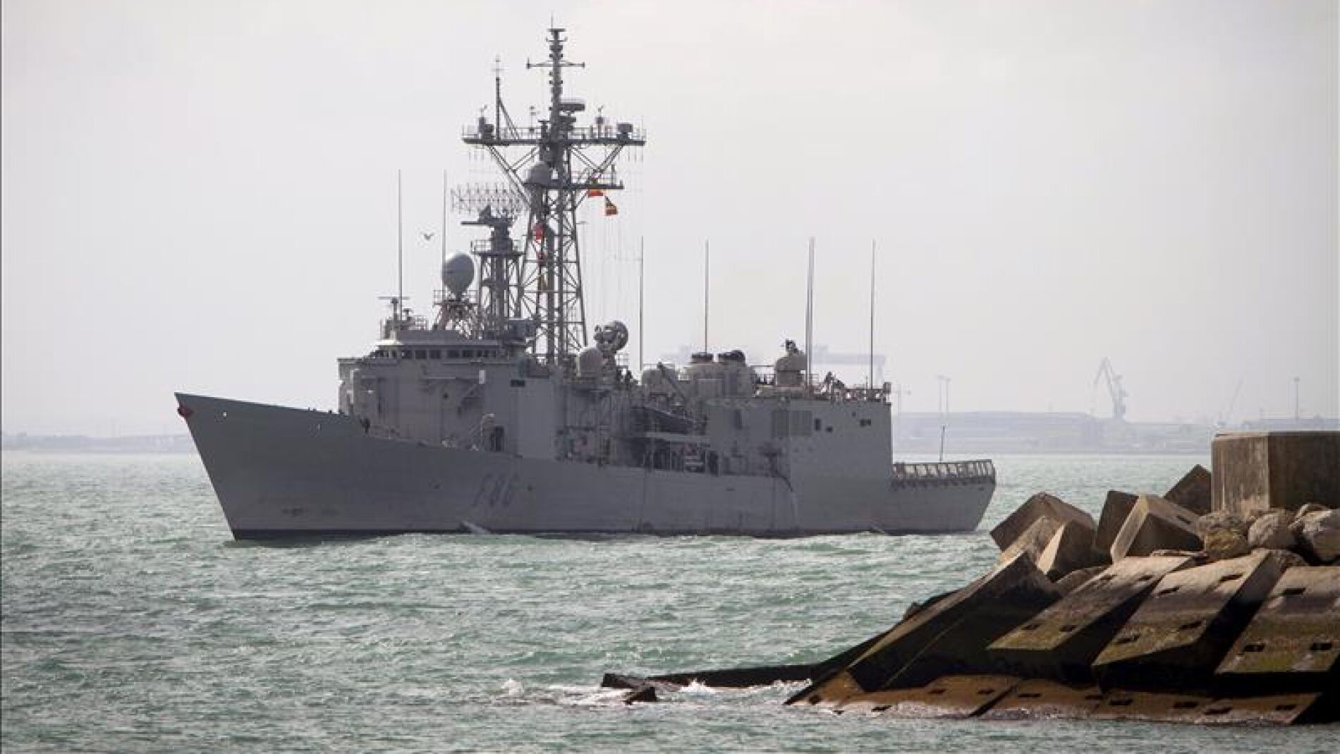 La fragata Canarias rescata a medio millar de inmigrantes en la costa de Libia