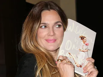 La actriz Drew Barrymore junto a su nuevo libro La actriz Drew Barrymore junto a su nuevo libro