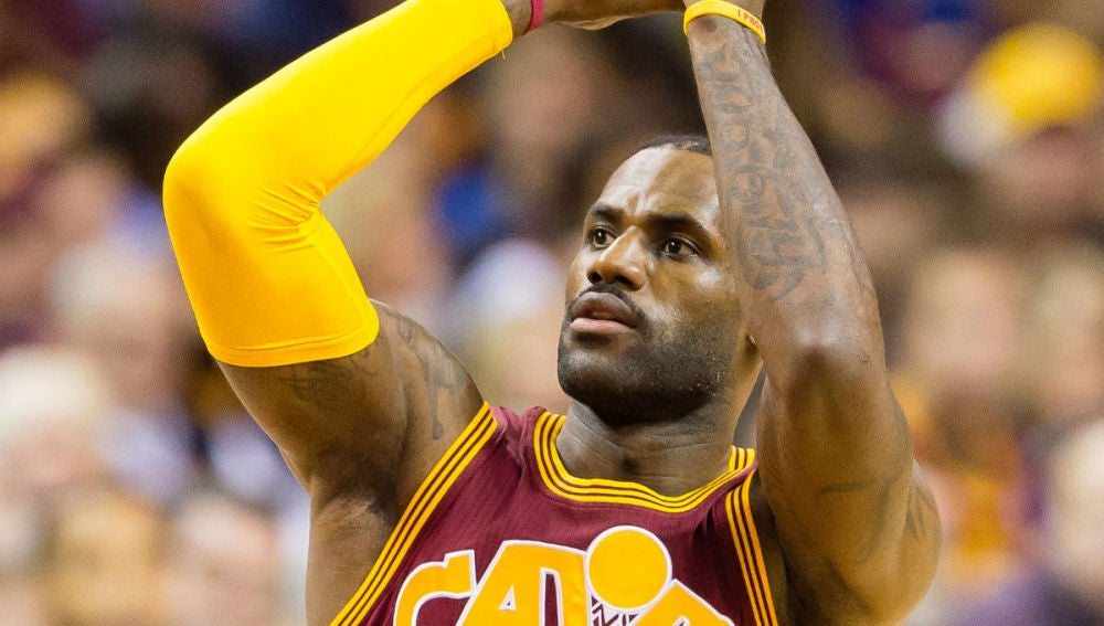 LeBron James lanza a canasta