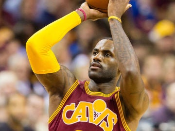 LeBron James lanza a canasta