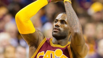 LeBron James lanza a canasta