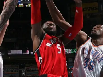 Lucha por un rebote entre Toronto y Thunders Lucha por un rebote entre Toronto y Thunders