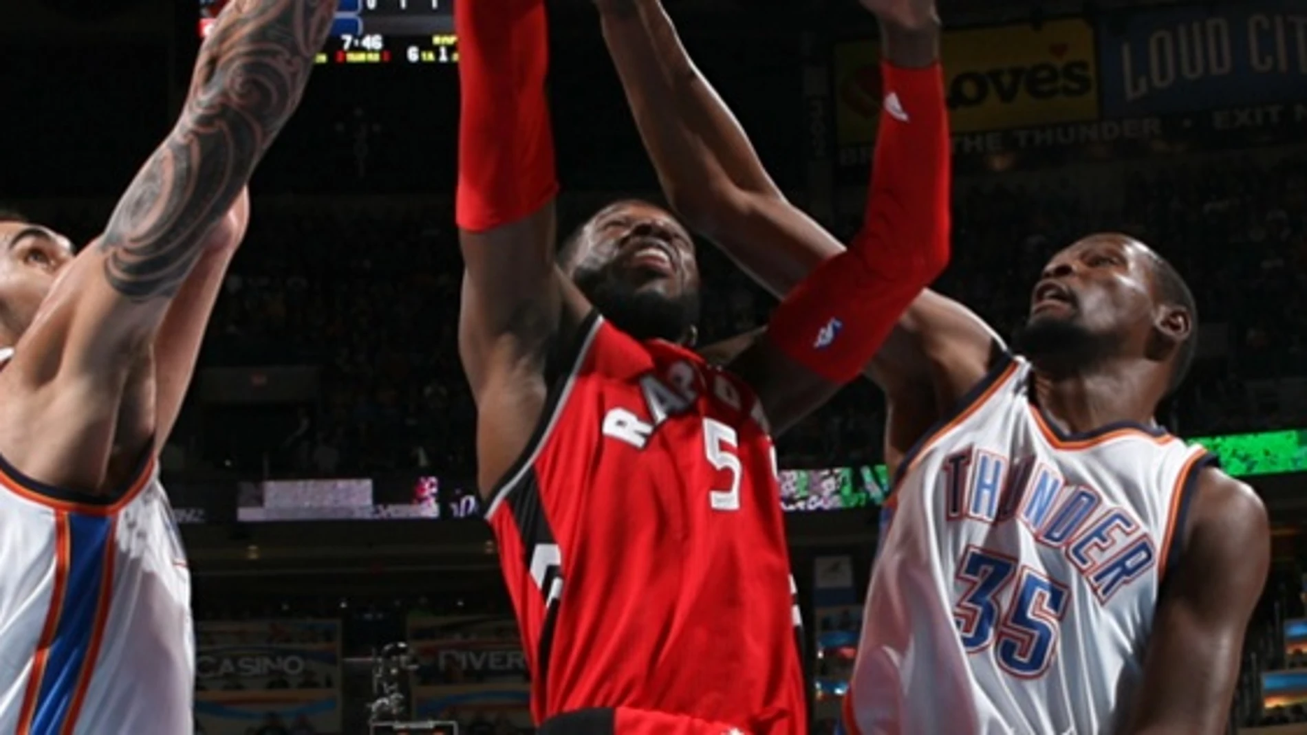 Lucha por un rebote entre Toronto y Thunders Lucha por un rebote entre Toronto y Thunders