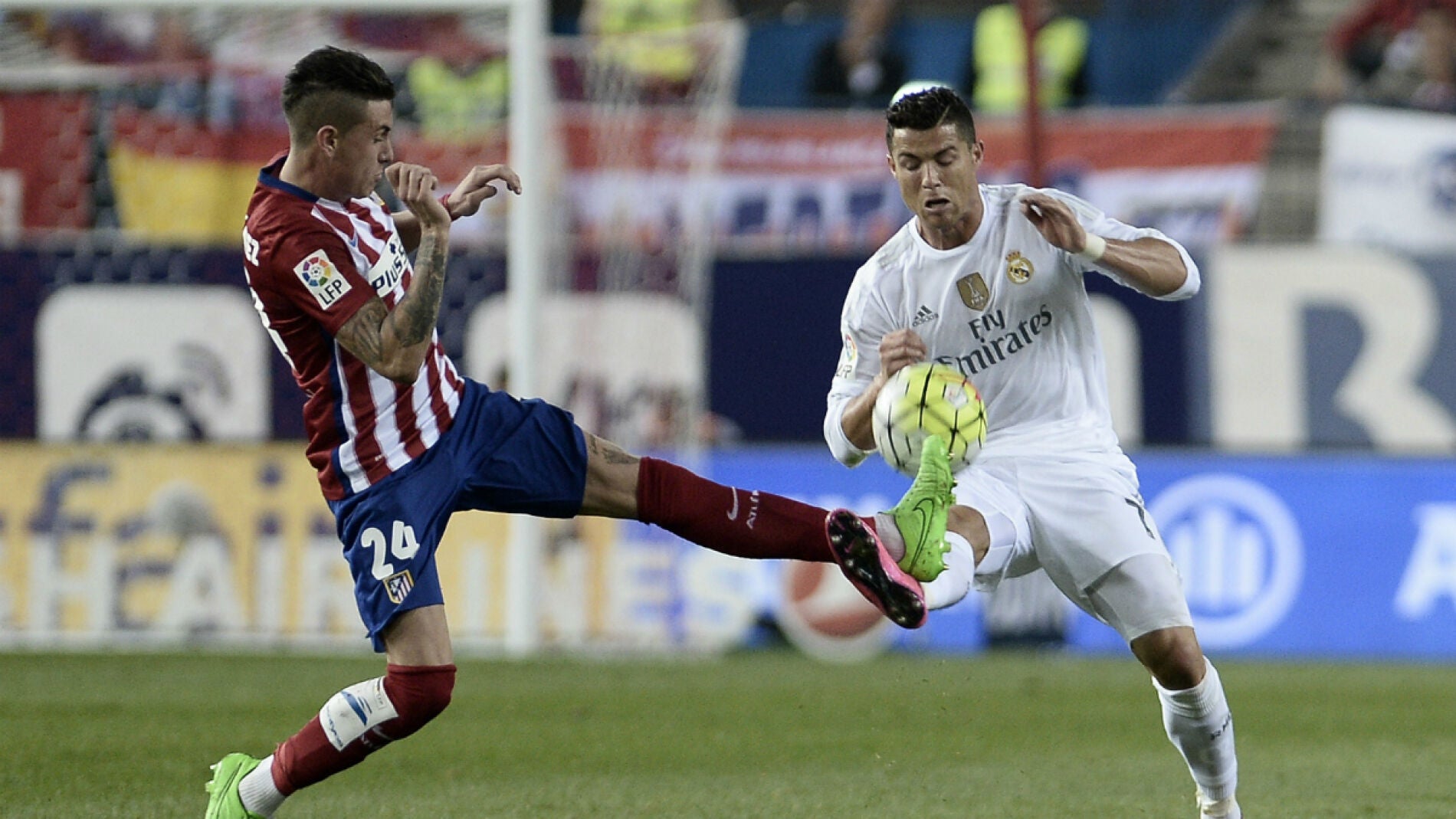 Gim&eacute;nez lucha con Cristiano