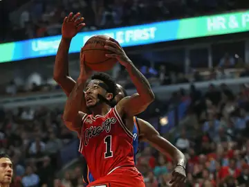 Rose penetra a canasta ante los Thunder Rose penetra a canasta ante los Thunder