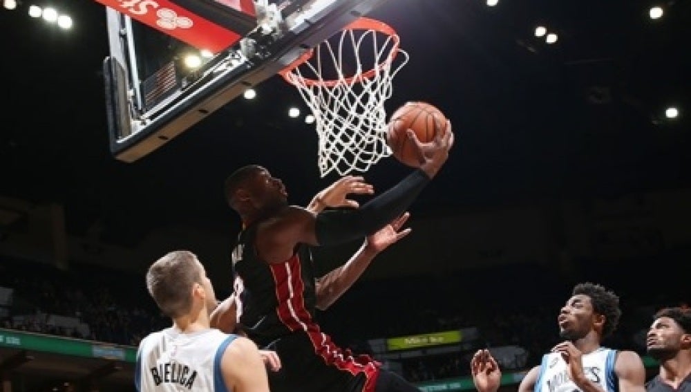 Wade realiza una bandeja ante los Wolves